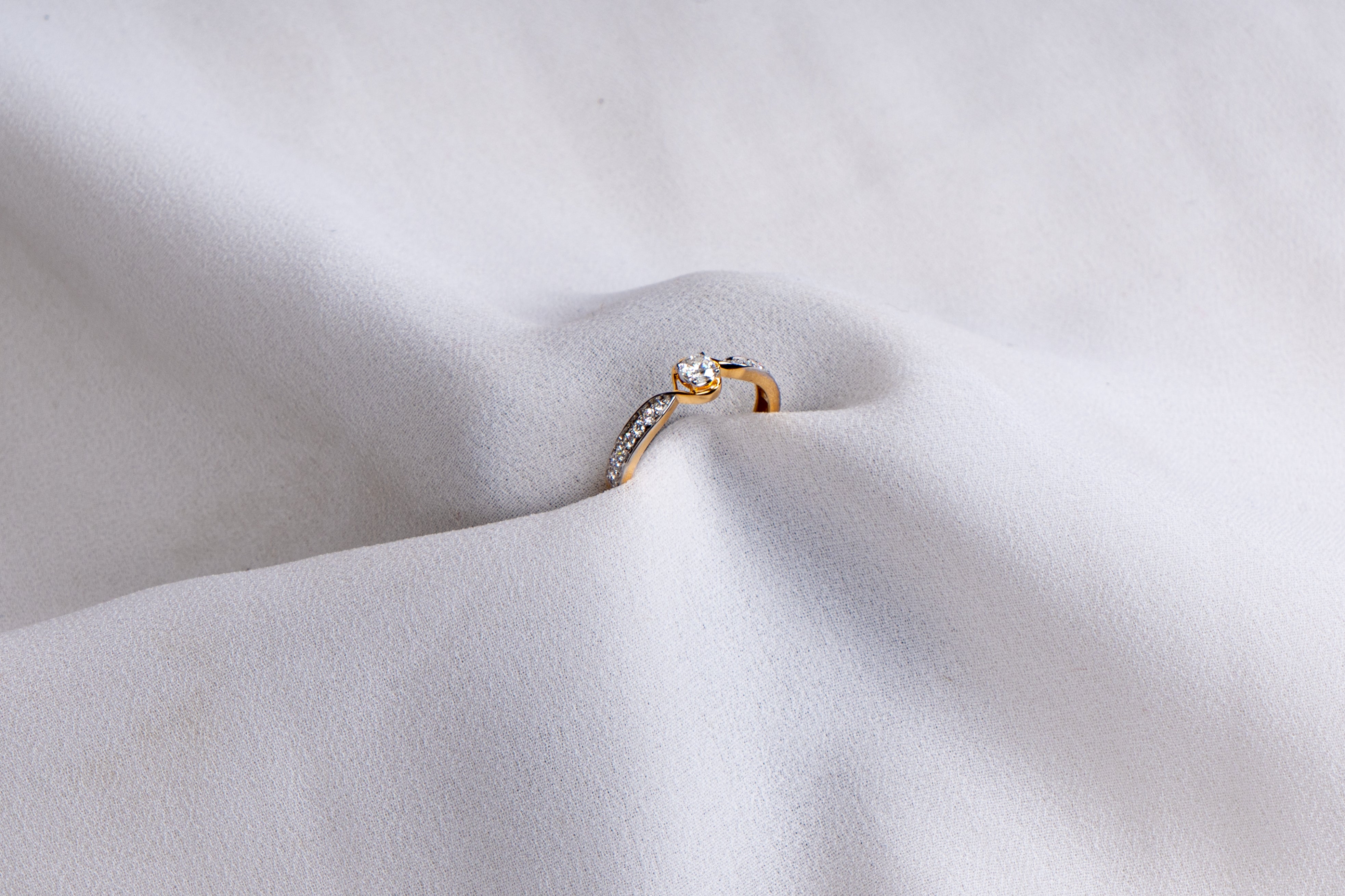 Minimal Diamond Ring