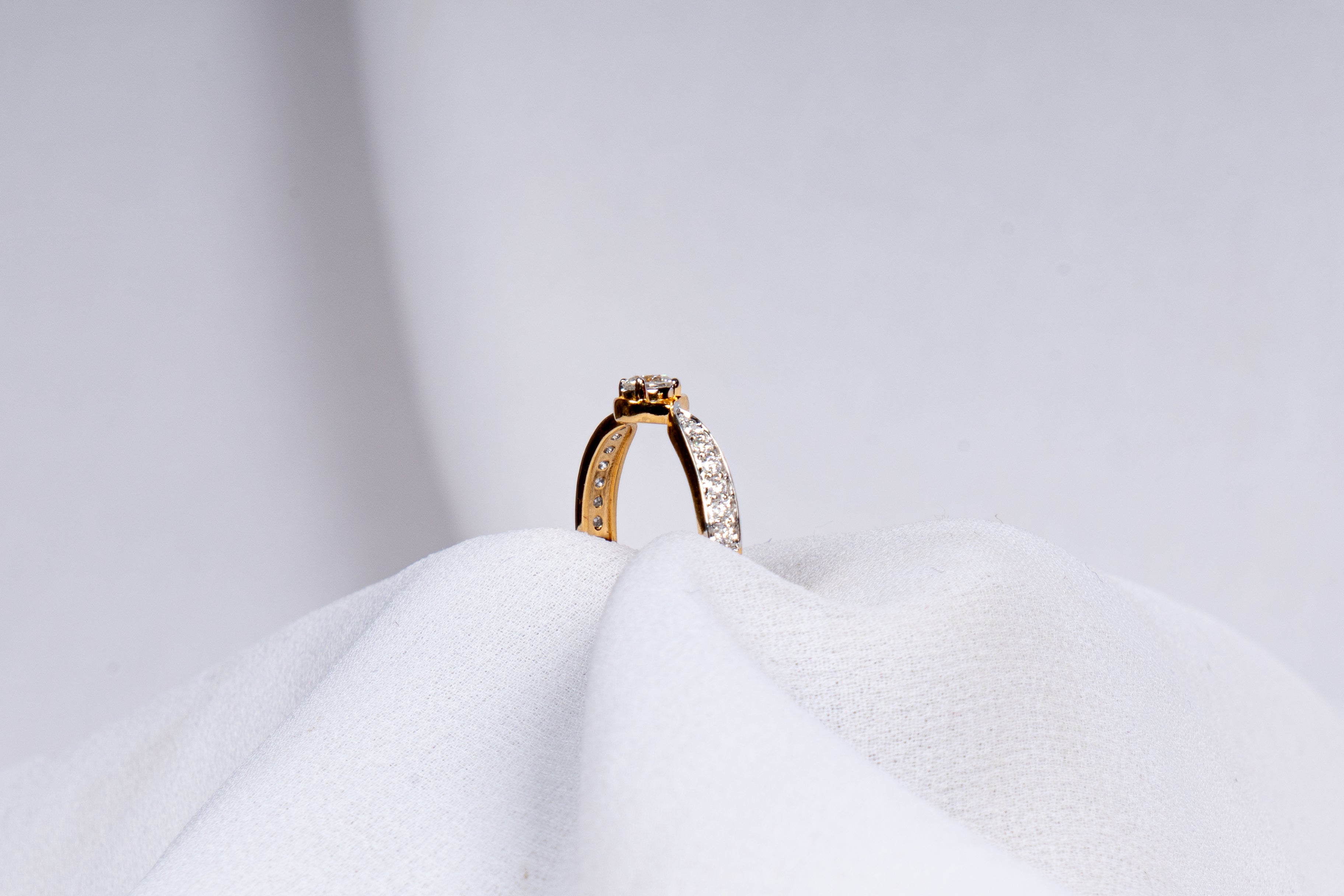 Minimal Diamond Ring