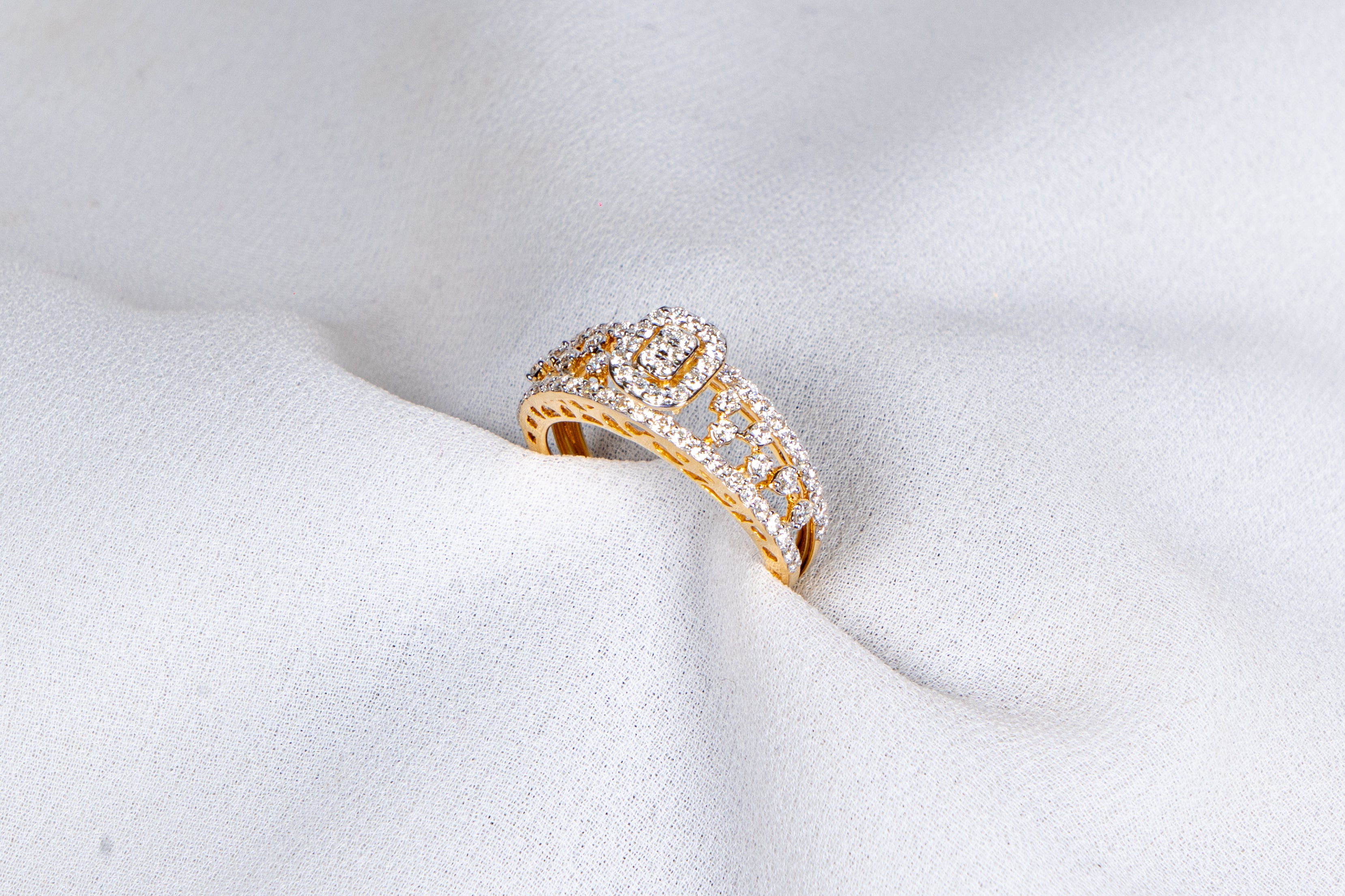Elarisse Vintage Halo Ring