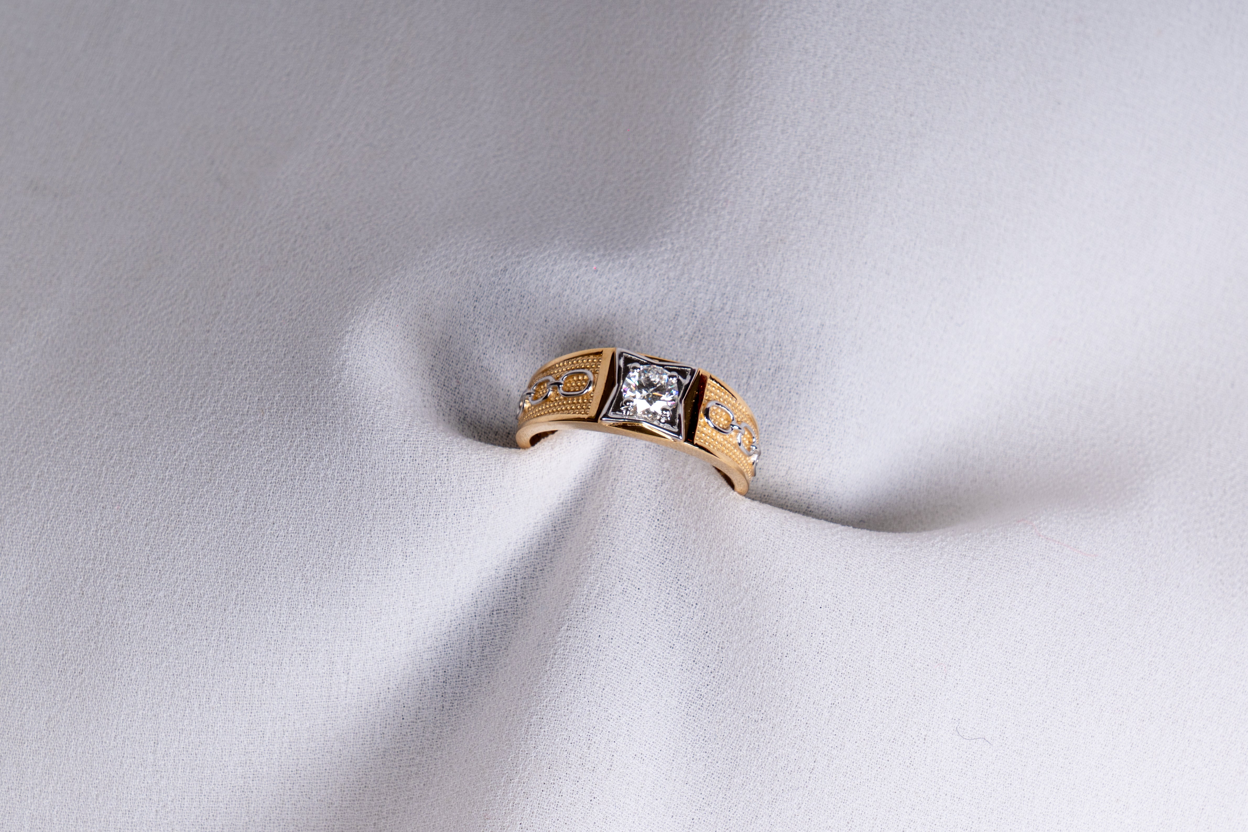 Sovereign Link Solitaire Ring