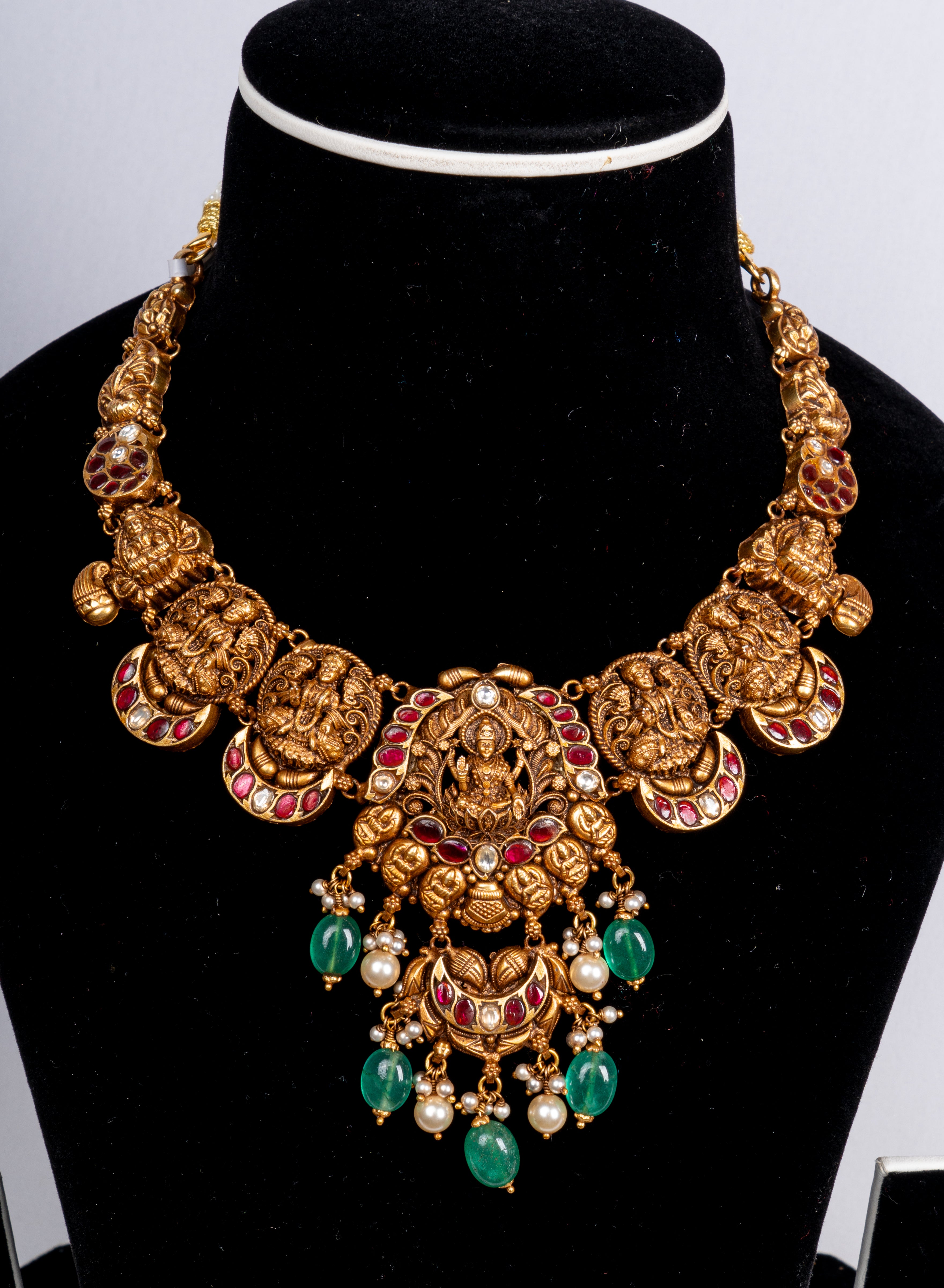 Aarunya Regal Heritage Choker